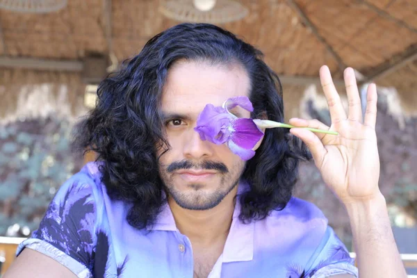 Porträt Eines Hübschen Jungen Mannes Stylischem Lila Hemd Mit Orchideenblume — Stockfoto