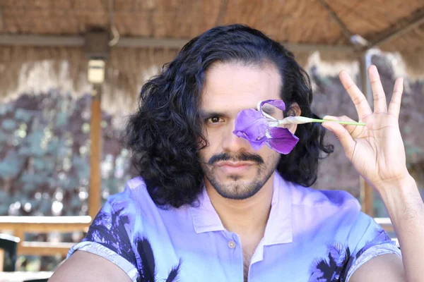 Retrato Jovem Bonito Camisa Roxa Elegante Com Flor Orquídea Livre — Fotografia de Stock