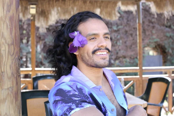 Retrato Joven Guapo Camisa Púrpura Con Estilo Con Flor Orquídea —  Fotos de Stock