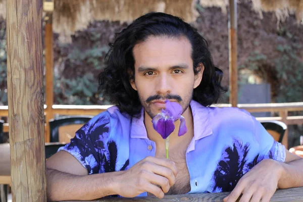 Retrato Jovem Bonito Camisa Roxa Elegante Com Flor Orquídea Livre — Fotografia de Stock