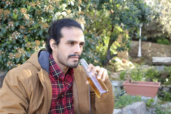 Retrato Joven Guapo Con Botella Cerveza Aire Libre — Foto de Stock