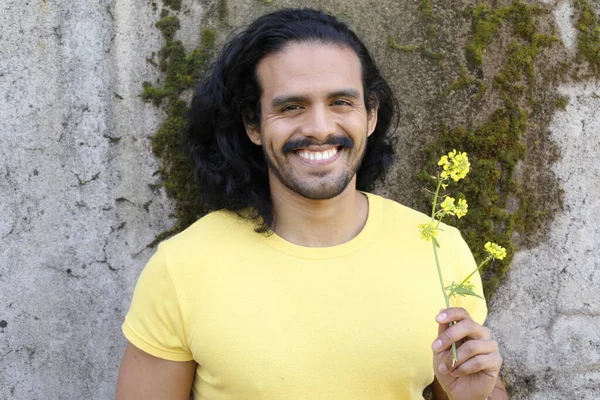 Retrato Joven Guapo Camiseta Amarilla Aire Libre — Foto de Stock