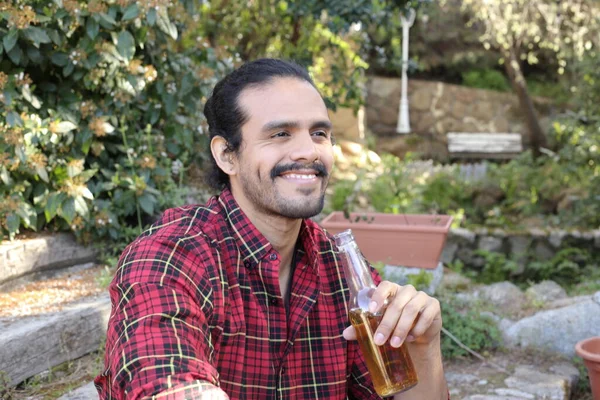Retrato Joven Guapo Con Botella Cerveza Aire Libre — Foto de Stock