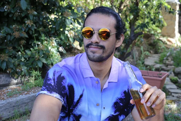 Retrato Joven Guapo Camisa Púrpura Con Estilo Con Botella Cerveza —  Fotos de Stock