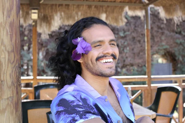 Portret Przystojnego Młodego Mężczyzny Stylowej Purpurowej Koszuli Orchideą Kwiat Zewnątrz — Zdjęcie stockowe