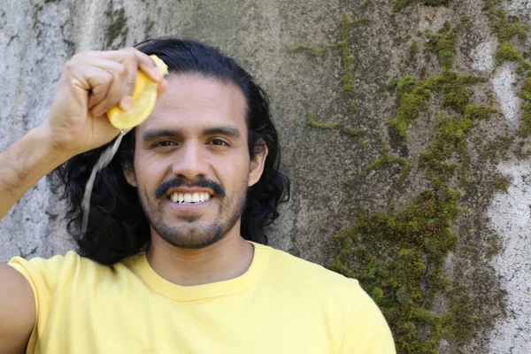 Retrato Joven Guapo Camiseta Amarilla Aire Libre — Foto de Stock