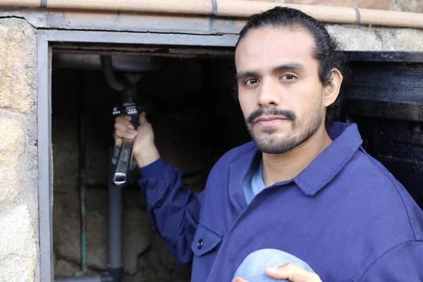 Portret Van Knappe Jonge Loodgieter Met Moersleutel Aan Het Werk — Stockfoto