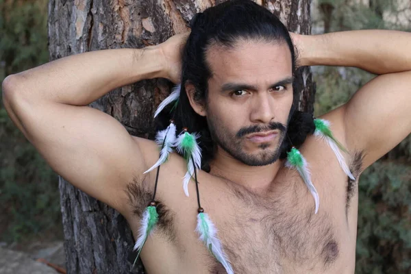 Yakışıklı, üstsüz, uzun saçlı genç bir adamın portresi.