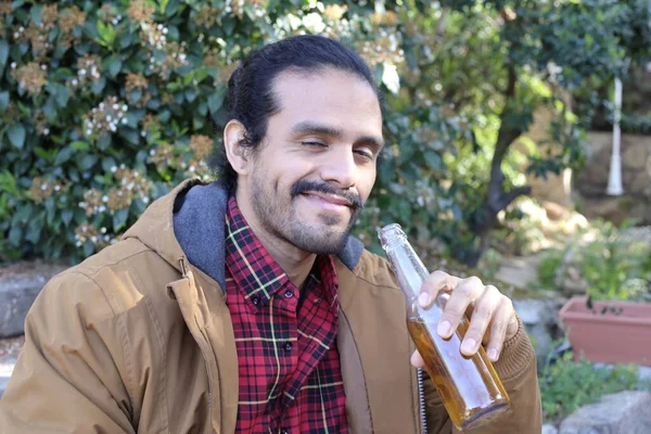 Retrato Joven Guapo Con Botella Cerveza Aire Libre — Foto de Stock