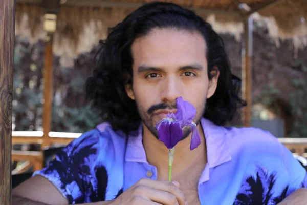 Retrato Jovem Bonito Camisa Roxa Elegante Com Flor Orquídea Livre — Fotografia de Stock