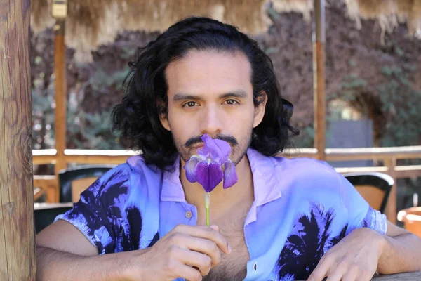 年轻英俊男子的肖像 穿着时髦的紫色衬衫 外面开着兰花 — 图库照片
