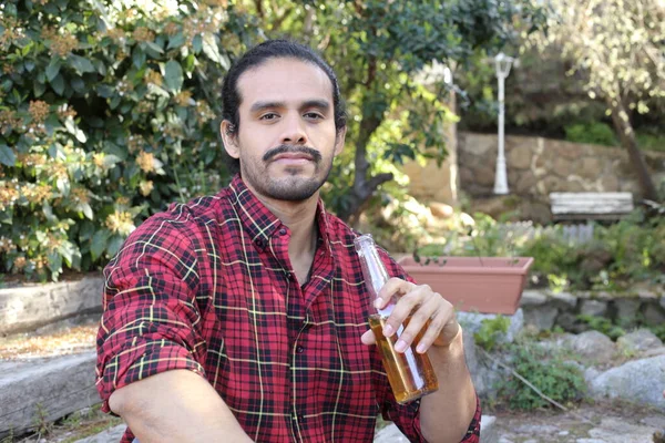 Portrait Beau Jeune Homme Avec Bouteille Bière Plein Air — Photo