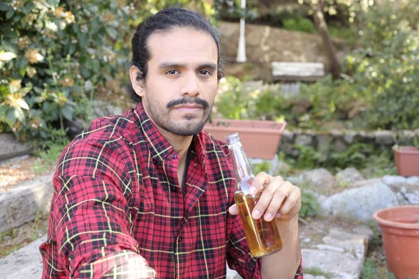 Portrait Beau Jeune Homme Avec Bouteille Bière Plein Air — Photo