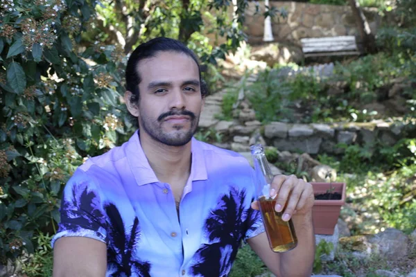 Retrato Belo Jovem Elegante Camisa Roxa Com Garrafa Cerveja Livre — Fotografia de Stock