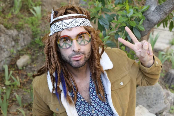 Ritratto Ravvicinato Bel Giovane Uomo Con Lunghi Dreadlocks Sulla Natura — Foto Stock