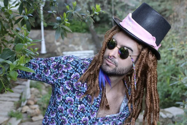 Ritratto Ravvicinato Bel Giovane Uomo Con Lunghi Dreadlocks Sulla Natura — Foto Stock