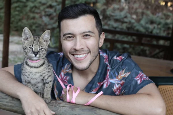 Nahaufnahme Porträt Eines Hübschen Jungen Mannes Mit Serval Miezekatze Der — Stockfoto