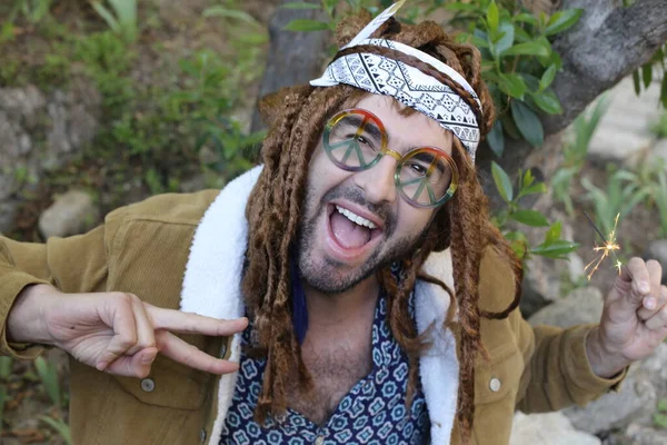 Ritratto Ravvicinato Bel Giovane Uomo Con Lunghi Dreadlocks Sulla Natura — Foto Stock