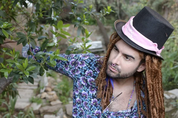 Close Retrato Belo Jovem Com Longos Dreadlocks Natureza — Fotografia de Stock