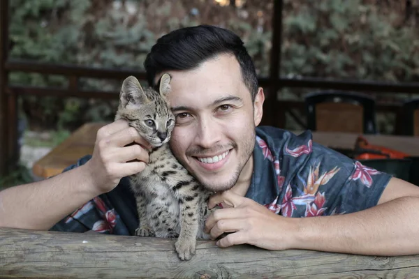 Nahaufnahme Porträt Eines Hübschen Jungen Mannes Mit Serval Miezekatze Der — Stockfoto