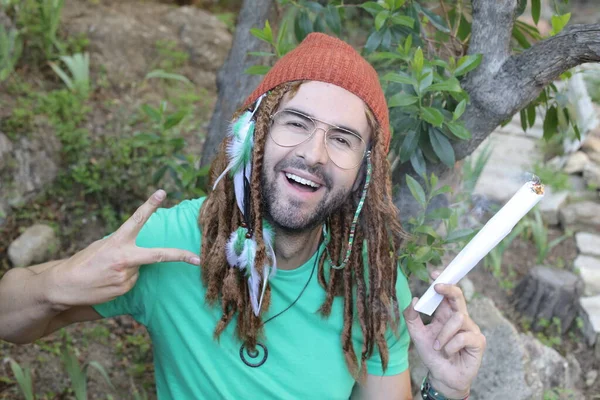 Primer Plano Retrato Joven Guapo Con Rastas Largas Sosteniendo Porro —  Fotos de Stock