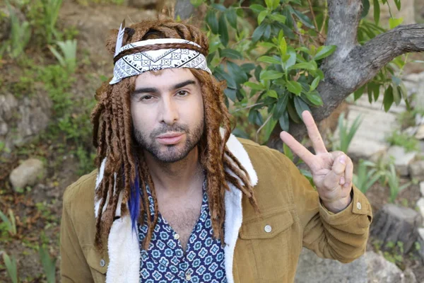 Ritratto Ravvicinato Bel Giovane Uomo Con Lunghi Dreadlocks Sulla Natura — Foto Stock