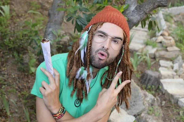 Primer Plano Retrato Joven Guapo Con Rastas Largas Sosteniendo Porro —  Fotos de Stock