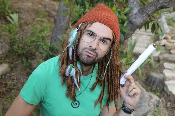 Close Retrato Belo Jovem Com Longos Dreadlocks Segurando Gigante Erva — Fotografia de Stock