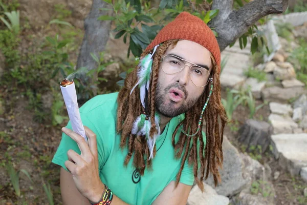 Close Retrato Belo Jovem Com Longos Dreadlocks Segurando Gigante Erva — Fotografia de Stock