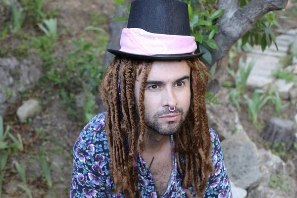 Primer Plano Retrato Joven Guapo Con Rastas Largas Naturaleza — Foto de Stock