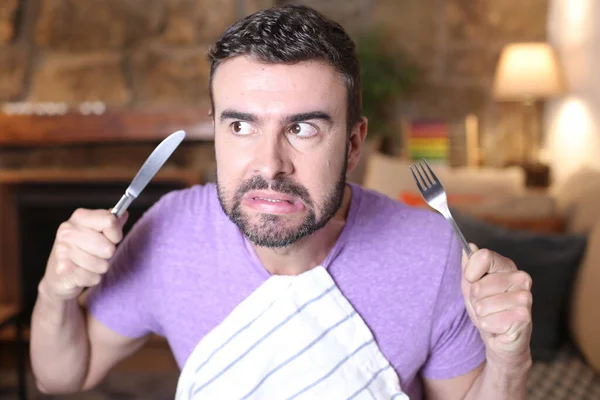 Retrato Cerca Del Joven Guapo Sosteniendo Tenedor Cuchillo Casa — Foto de Stock