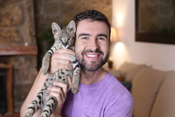Nahaufnahme Porträt Eines Hübschen Jungen Mannes Der Eine Exotische Katze — Stockfoto
