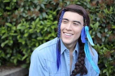 Hint saç stili tüylü yakışıklı genç adamın yakın plan portresi.