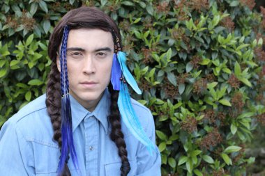 Hint saç stili tüylü yakışıklı genç adamın yakın plan portresi.