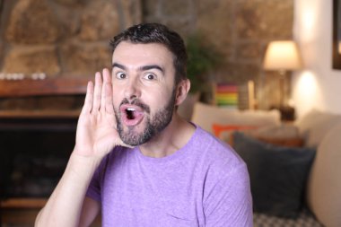 Yakından bakınca, evde yüzünü ekşiten yakışıklı genç adamın portresi.