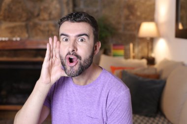 Yakından bakınca, evde yüzünü ekşiten yakışıklı genç adamın portresi.