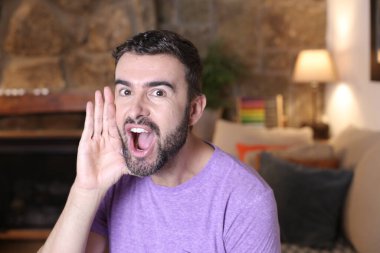 Yakından bakınca, evde yüzünü ekşiten yakışıklı genç adamın portresi.