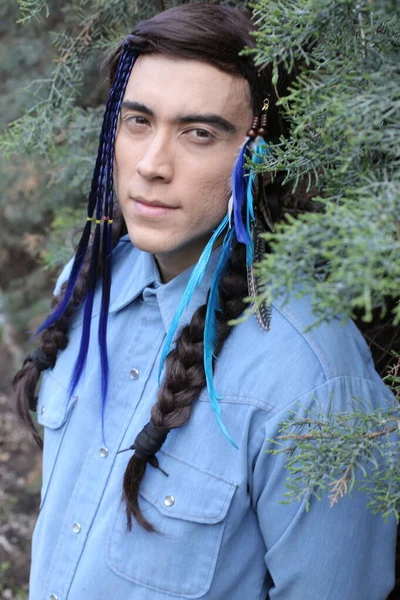 Primer Plano Retrato Joven Guapo Con Peinado Indio Con Plumas —  Fotos de Stock