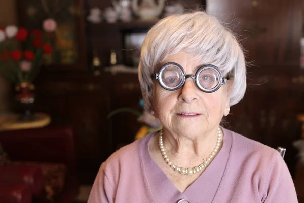 Yuvarlak Gözlüklü Olgun Bir Kadının Yakın Plan Portresi — Stok fotoğraf