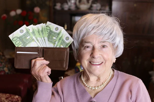 Evde Içi Para Dolu Cüzdan Taşıyan Olgun Bir Kadının Yakın — Stok fotoğraf