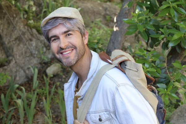 Close Portret Van Knappe Volwassen Man Met Grijs Haar Natuur — Stockfoto