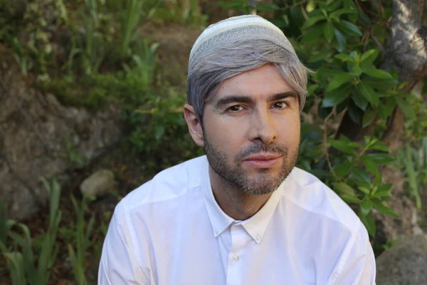 Retrato Primer Plano Hombre Adulto Guapo Con Pelo Gris Sombrero —  Fotos de Stock