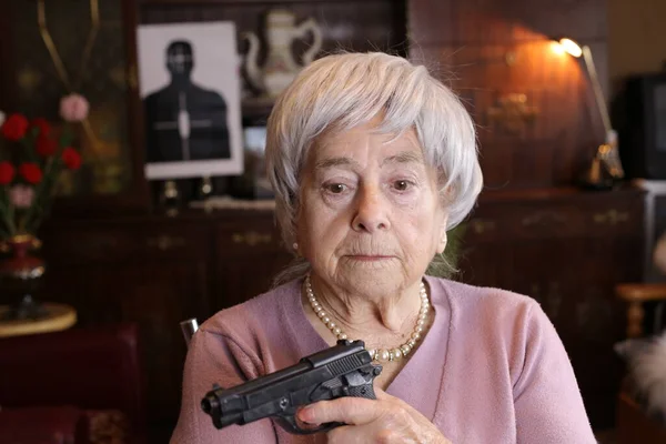 Close Retrato Mulher Madura Com Pistola Casa — Fotografia de Stock