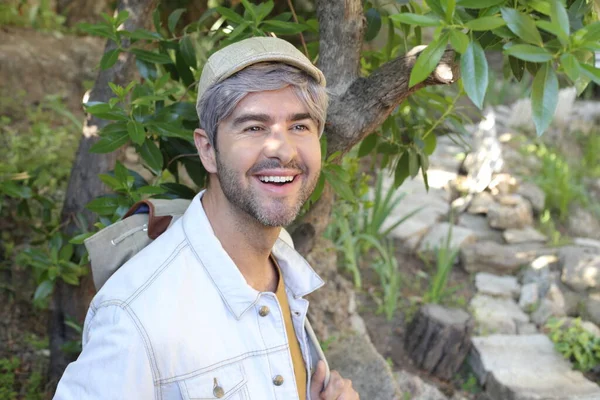 Ritratto Ravvicinato Bell Uomo Adulto Con Capelli Grigi Sulla Natura — Foto Stock