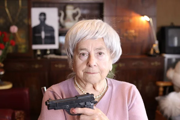 Primer Plano Retrato Mujer Madura Con Pistola Casa —  Fotos de Stock