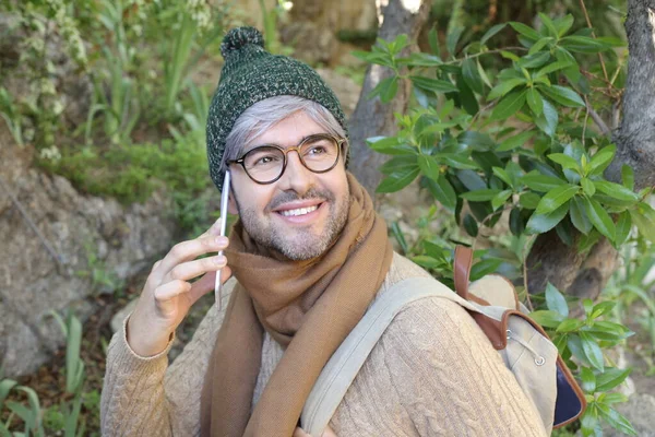 Ritratto Ravvicinato Bell Uomo Adulto Con Capelli Grigi Che Parla — Foto Stock