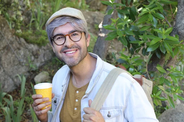 Primer Plano Retrato Hombre Adulto Guapo Con Pelo Gris Sosteniendo — Foto de Stock