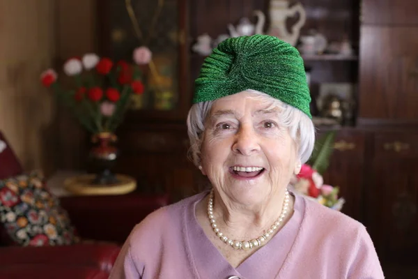 自宅の緑の帽子を被った大人の女性の肖像画 — ストック写真