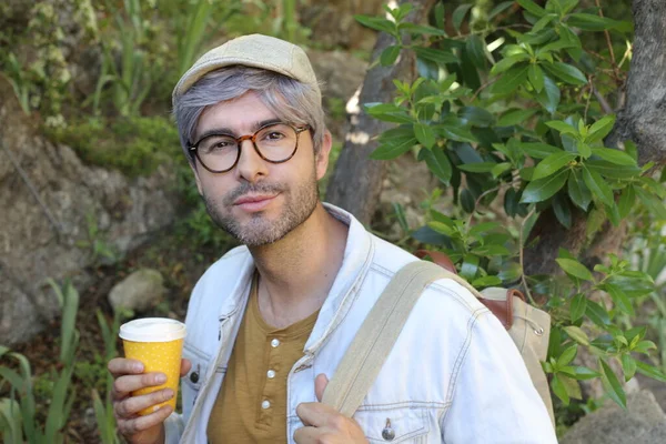 Primer Plano Retrato Hombre Adulto Guapo Con Pelo Gris Sosteniendo — Foto de Stock