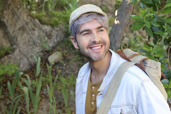 Primer Plano Retrato Hombre Adulto Guapo Con Pelo Gris Naturaleza — Foto de Stock